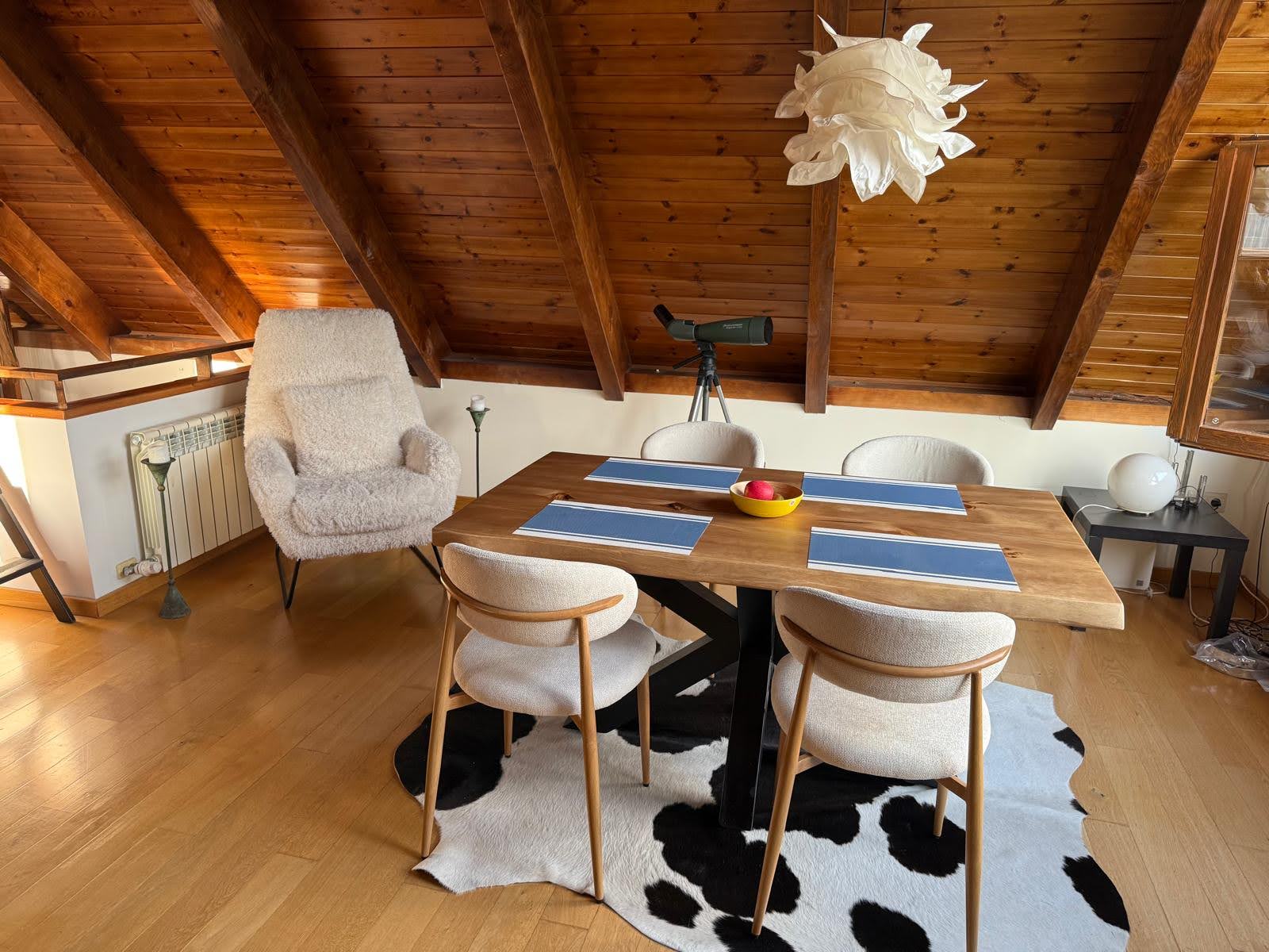 Espace repas cosy dans l'appartement de Vilamos