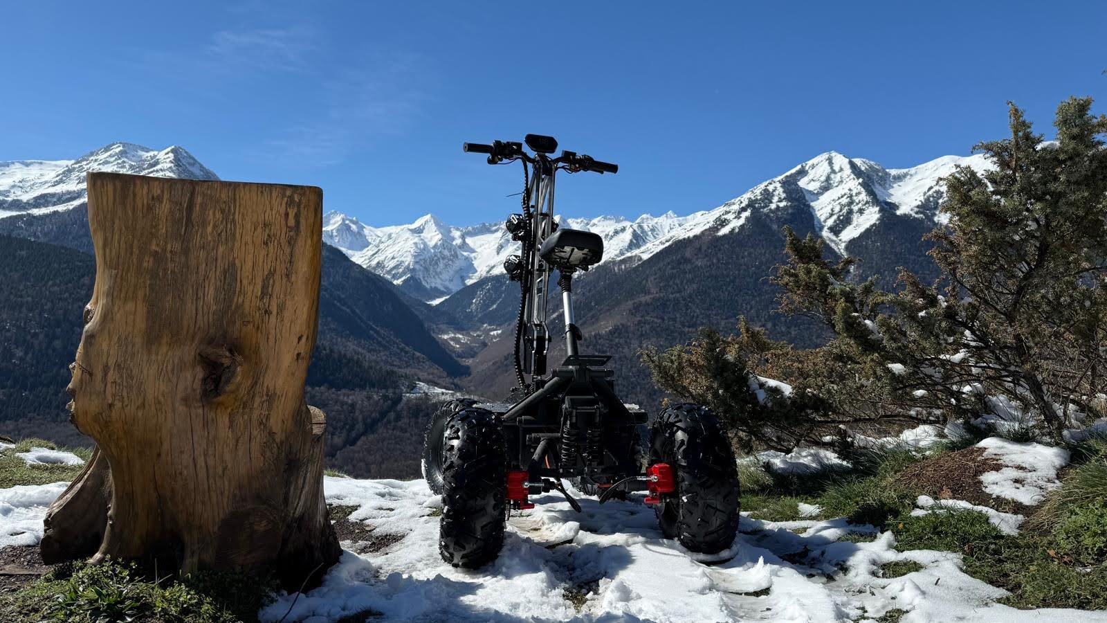 Vue sur les Pyrénées enneigées depuis Vilamos