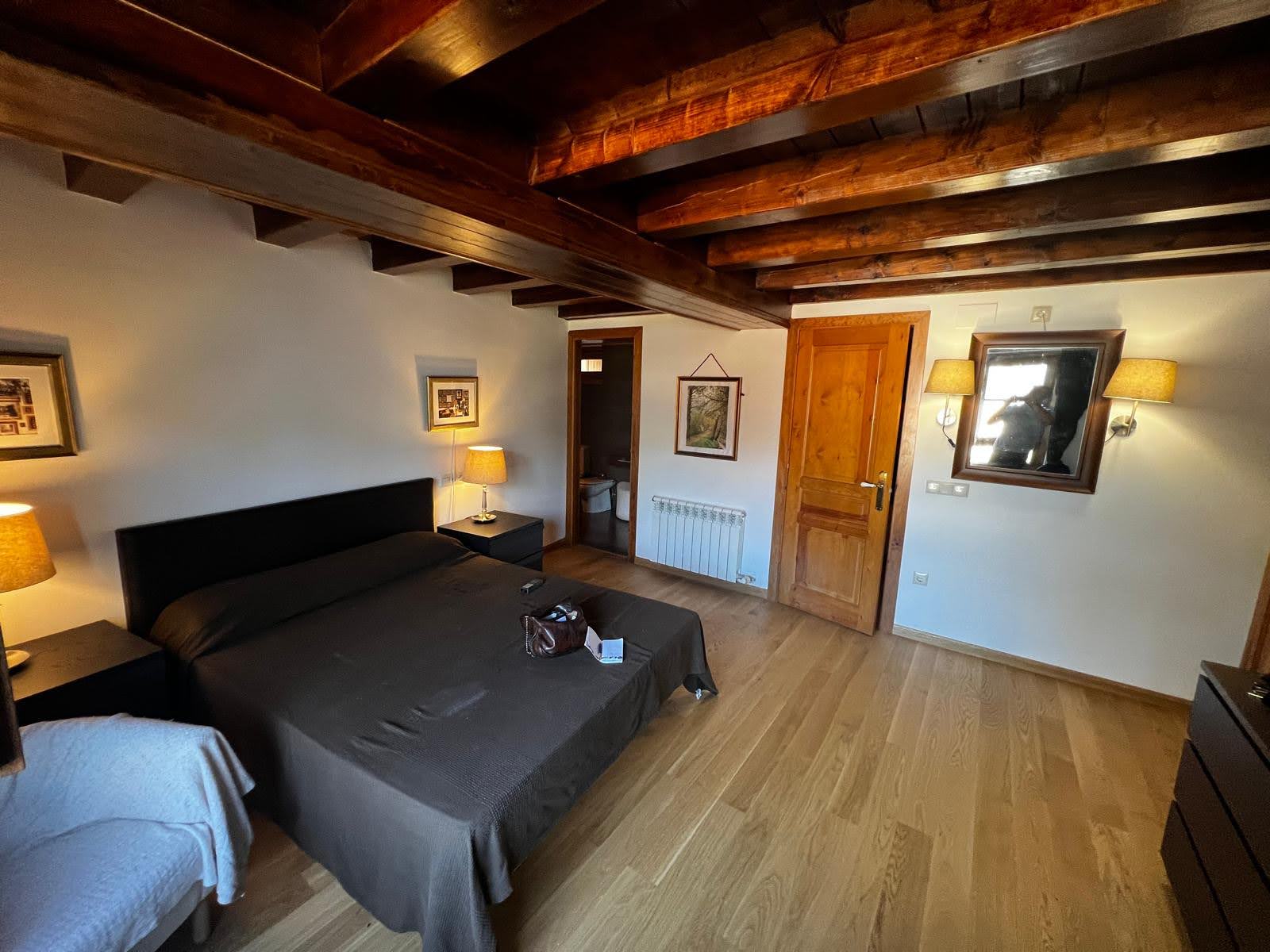 Chambre avec lit double et poutres