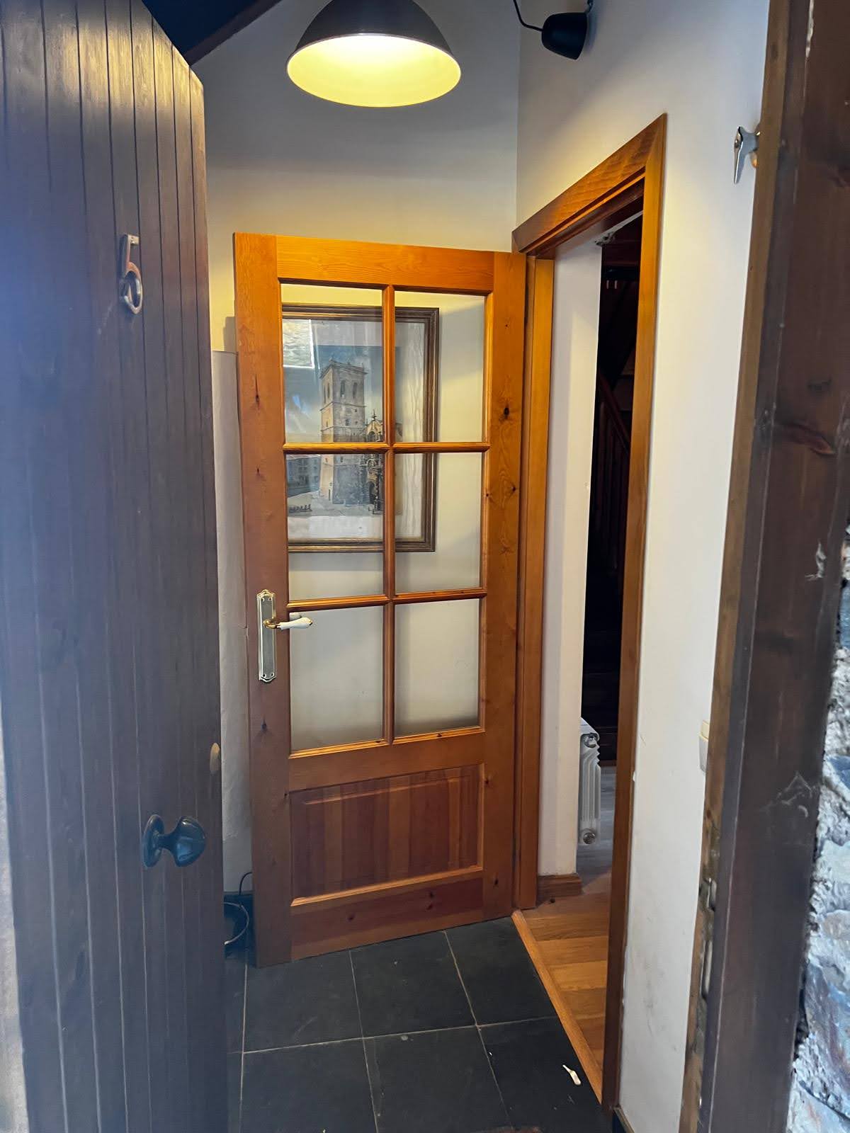 Couloir d'entree avec porte vitree