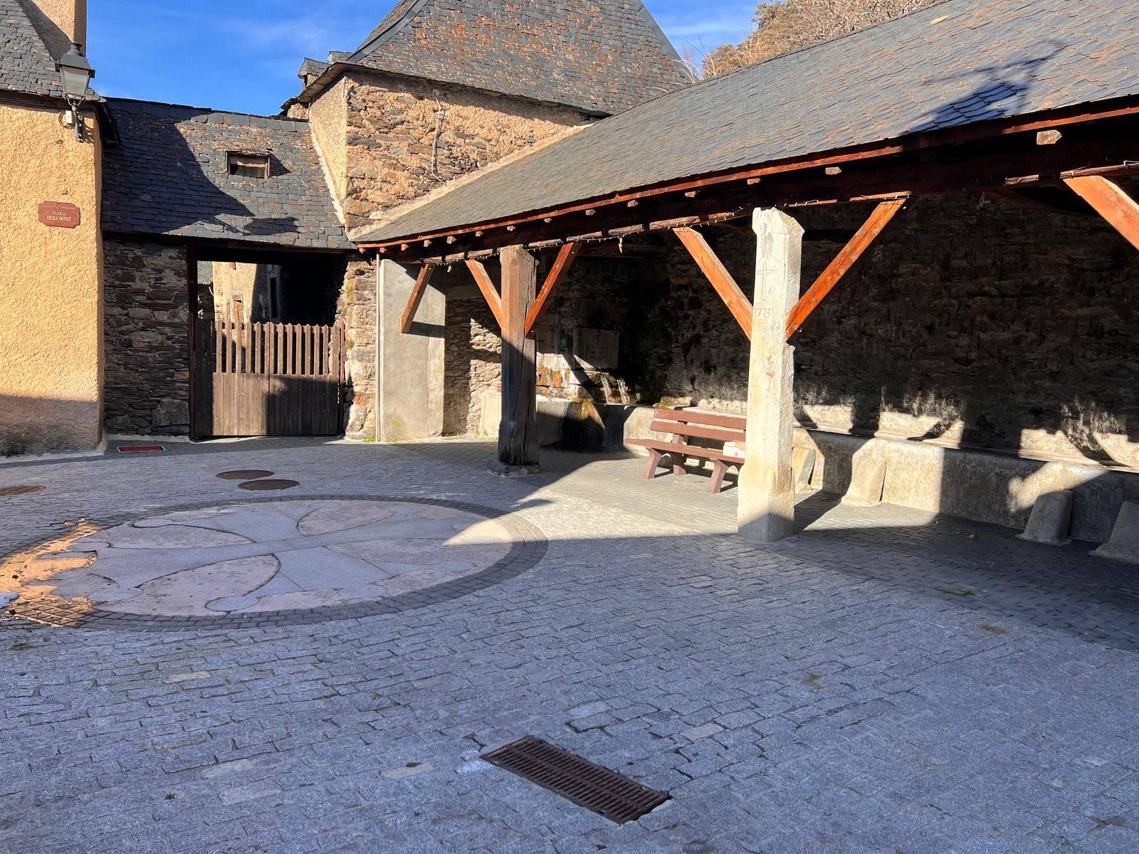 Cour exterieure et grange en pierre