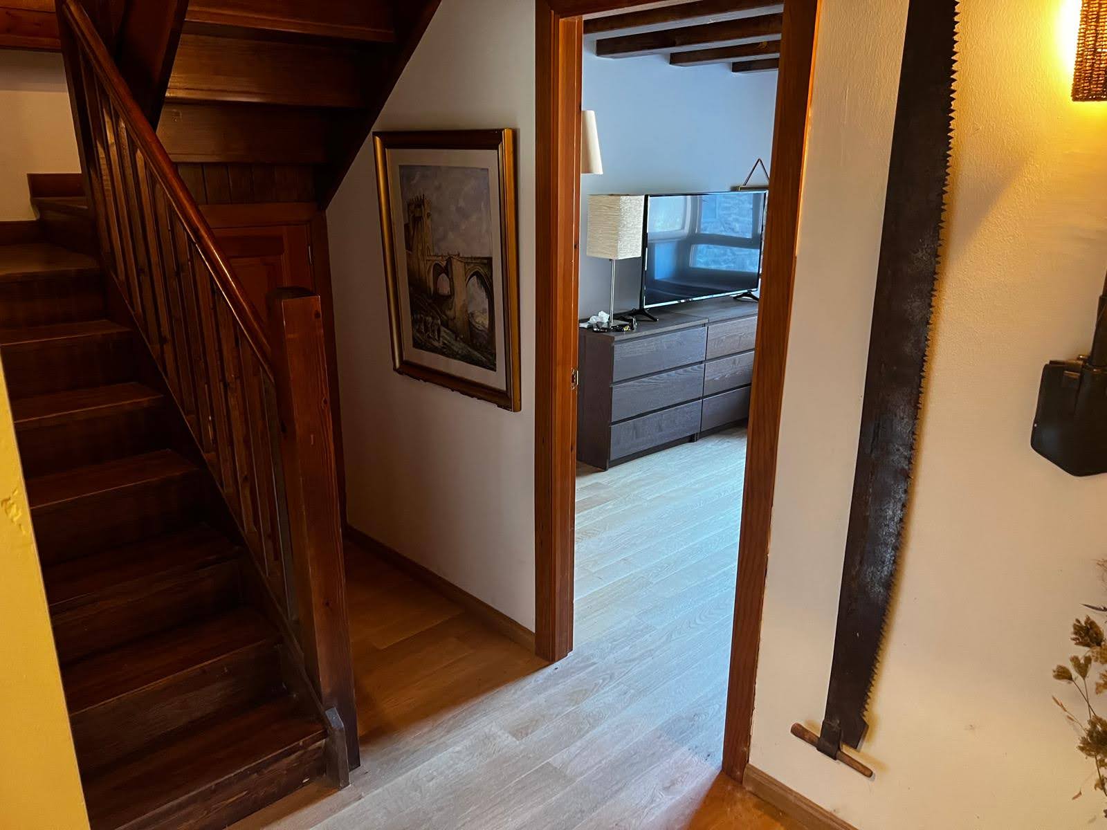 Escalier bois a l'entree de l'appartement
