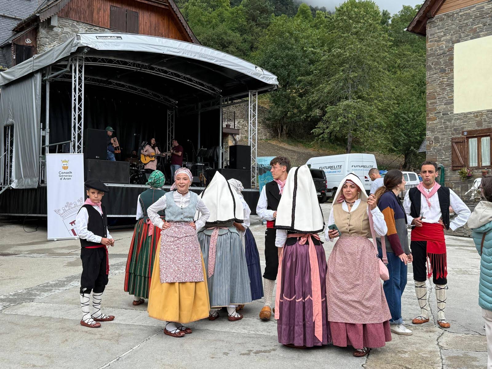 Fete traditionnelle et costumes au village