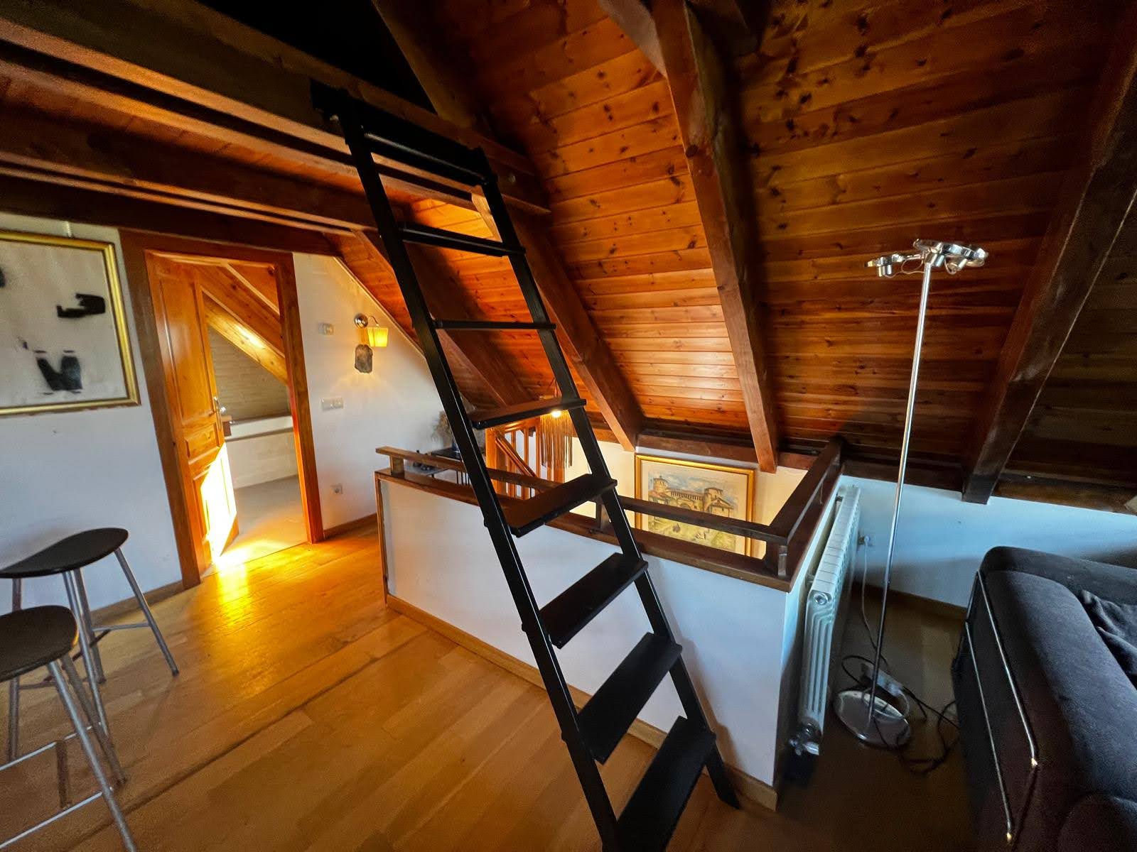 Mezzanine et escalier interieur de l'appartement