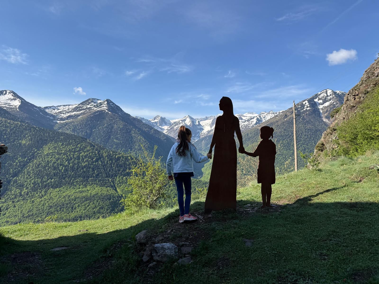 Randonnee familiale face aux montagnes du Val d'Aran