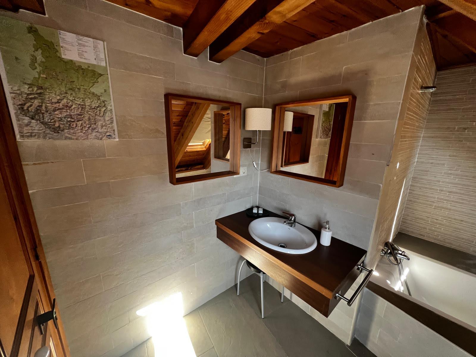 Salle de bain avec vasque bois