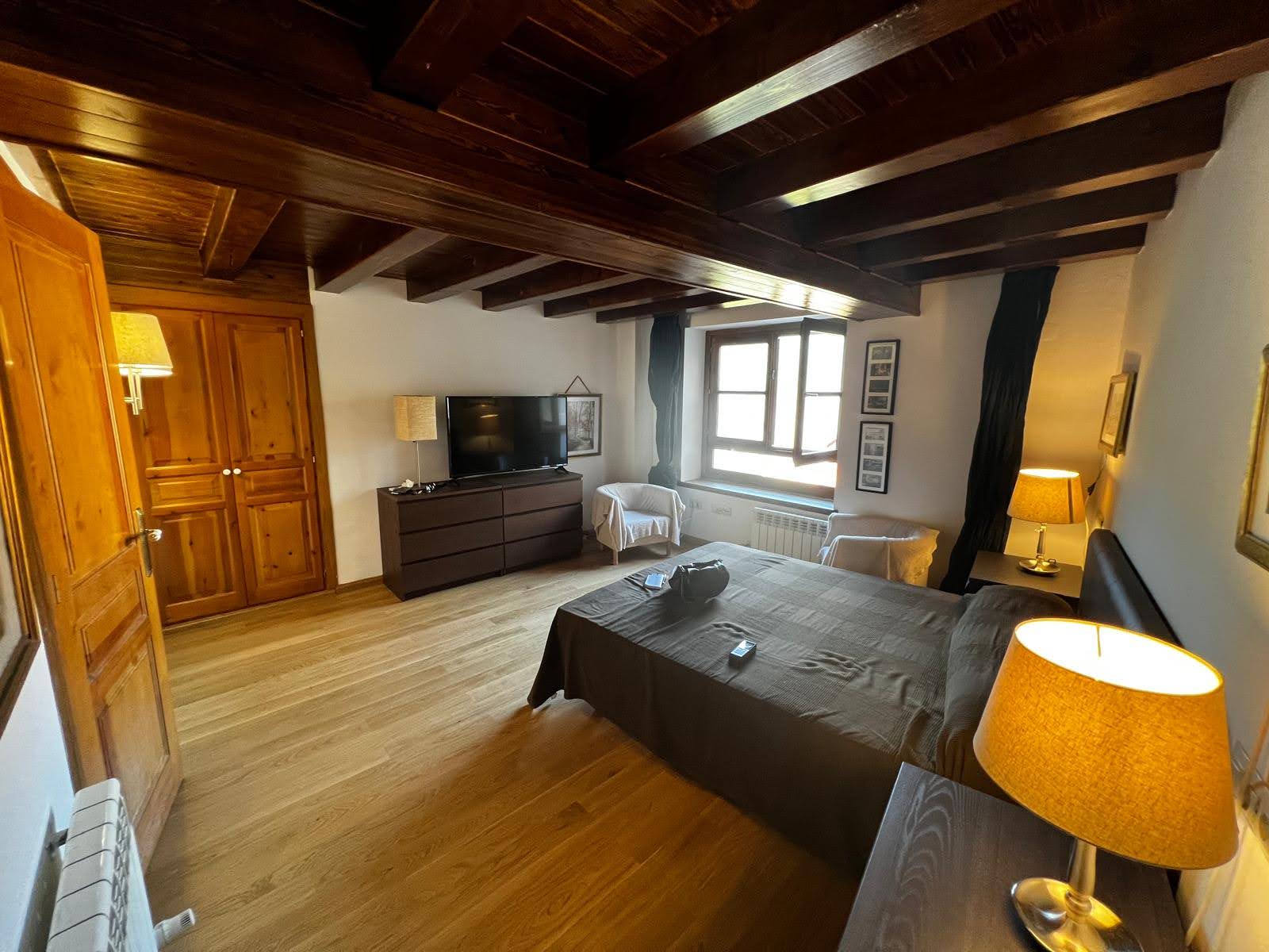 Salon avec canape et poutres dans l'appartement