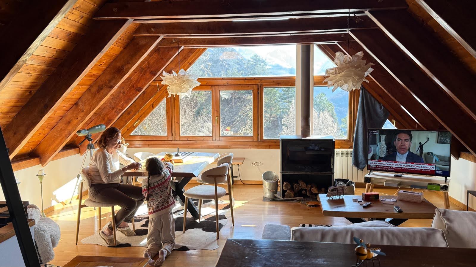 Salon mansarde lumineux de l'appartement de Vilamos avec vue montagne