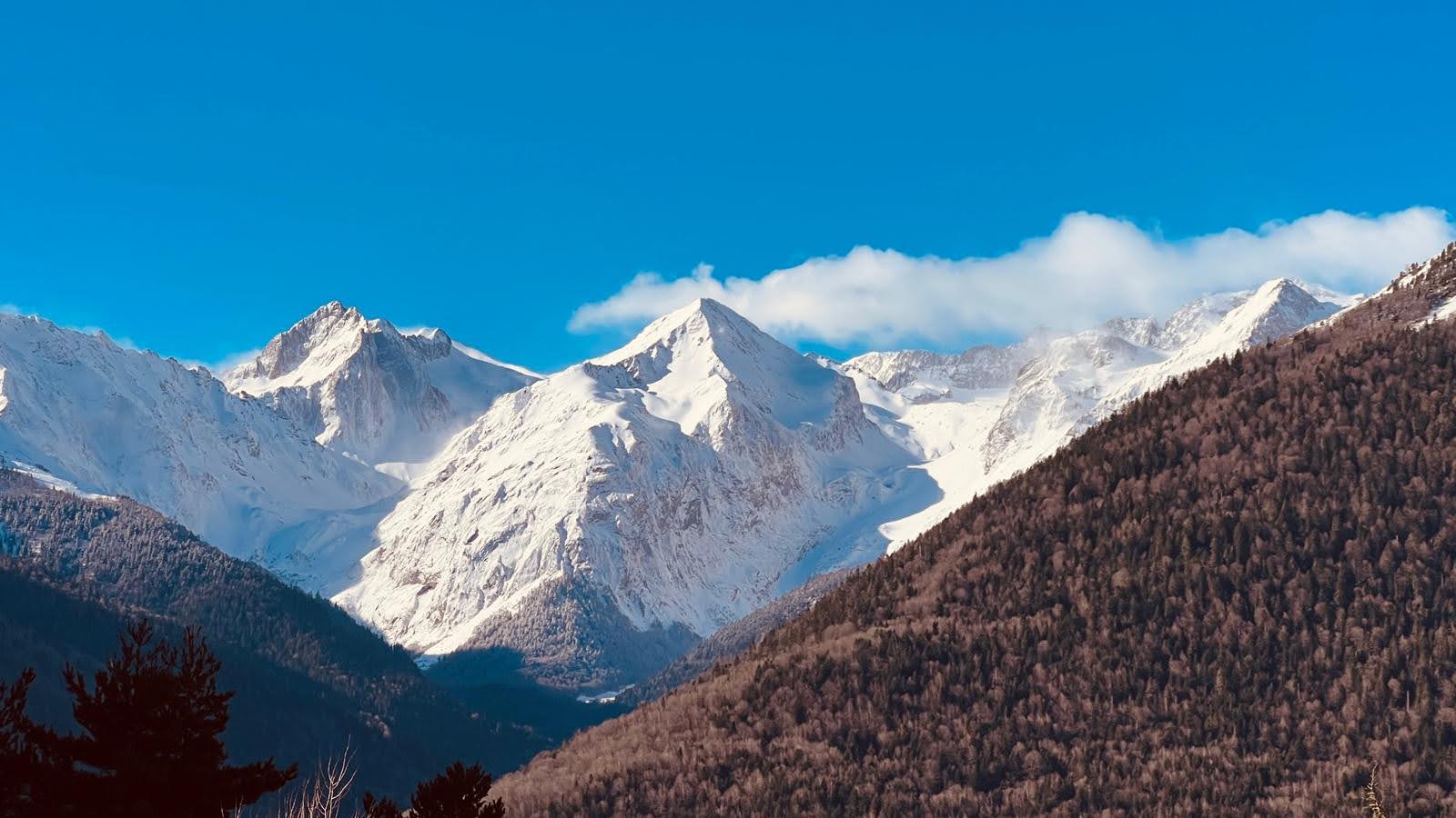 Sommets enneiges des Pyrenees