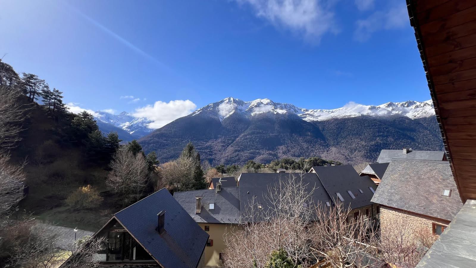 Vue balcon sur village et montagne